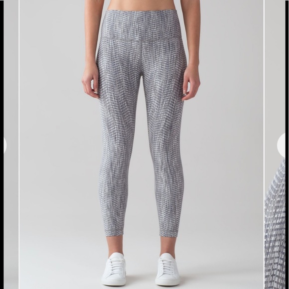 lululemon athletica Pants - Lululemon Wunder Under HR Luon Arrow Jacquard Battleship Silver Spoon 25” EUC